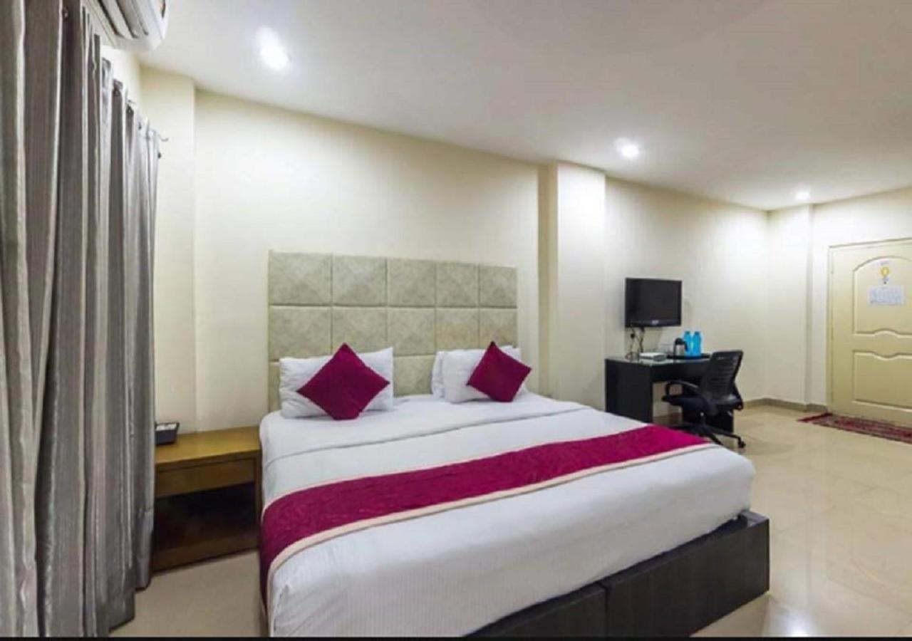 Hotel At Home Suites , Gachibowli, Хидерабад Екстериор снимка